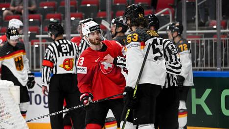 Moritz Seider (Nr.53) muss gegen die Schweiz nach einem harten Check frühzeitig vom Eis