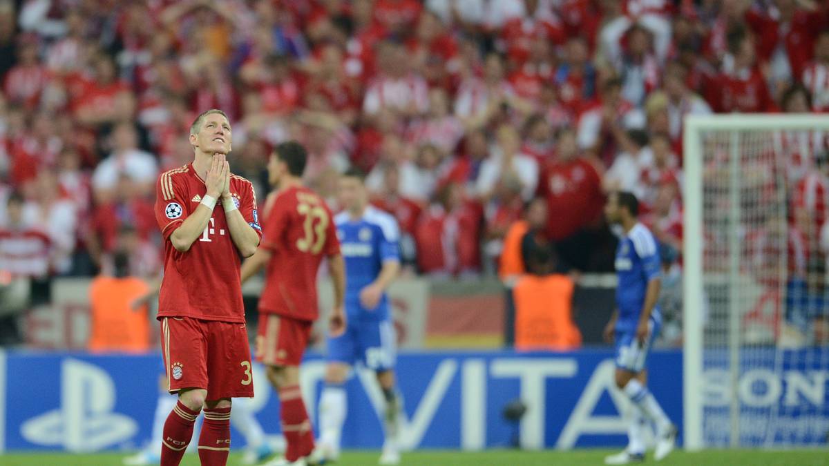 FC BAYERN 2012: Die Meisterschaft und den DFB-Pokal beendeten die Münchner bereits auf Platz zwei, im "Finale dahoam" sollte das Vize-Triple vermieden werden. In der Münchner Allianz Arena bringt Thomas Müller den FCB kurz vor Schluss in Führung, doch Didier Drogba gleicht völlig überraschend nach einer Ecke aus