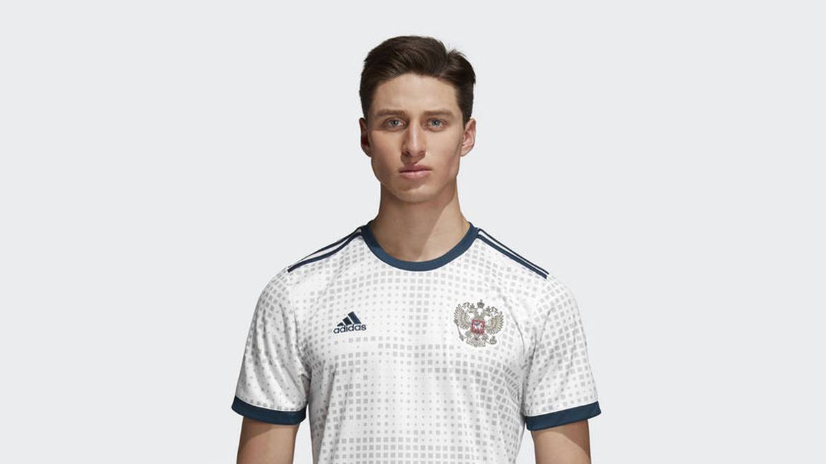 Beim Auswärtstrikot setzt Russland auf helle Jerseys und dunkelblaue Hosen. Besonderer Hingucker: Das matte Trikot-Muster in Schachbrett-Optik