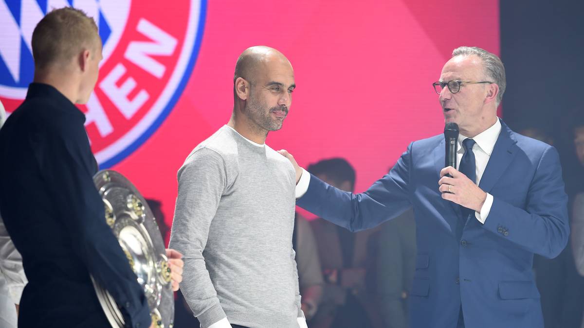 Coach Guardiola hat auch wieder trockene Klamotten aufgetrieben