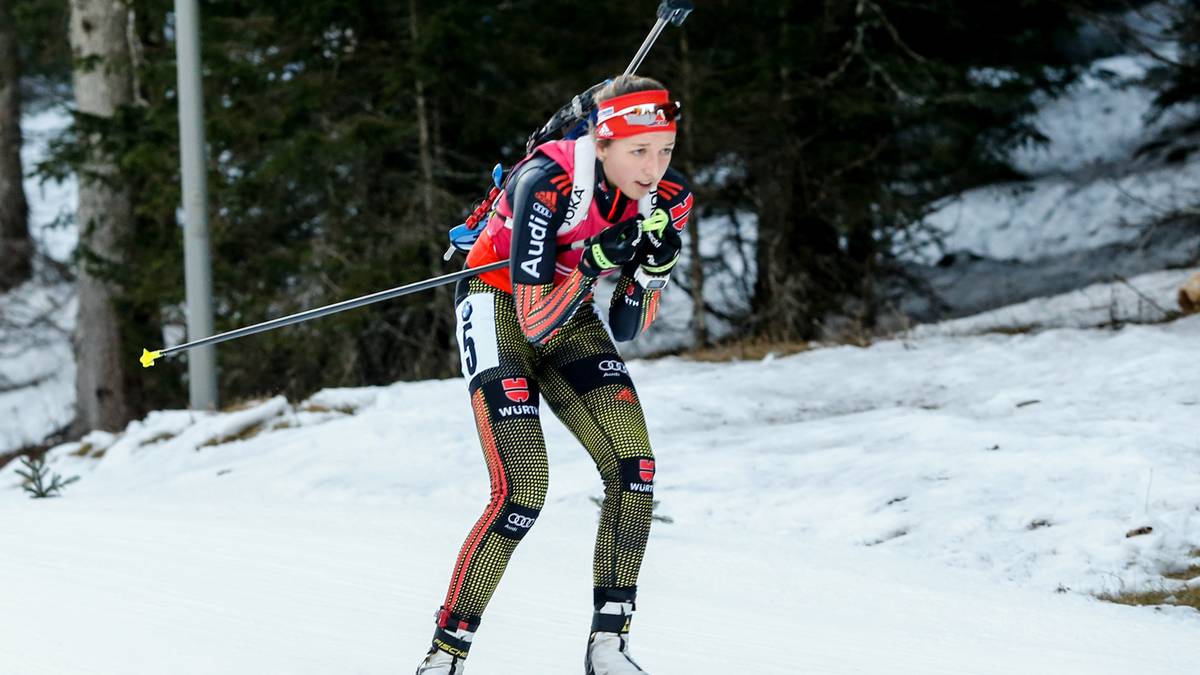 FRANZISKA PREUSS: Die 21-Jährige hat wegen eines Haarrisses im Steißbein den Großteil der Saison verpasst, erst zu den Rennen in Übersee stieg sie wieder ein. Bei der WM in Oslo gilt die Vorjahreszweite im Massenstart demnach als Außenseiterin. Auch ihren Platz in der Staffel hat sie noch nicht sicher