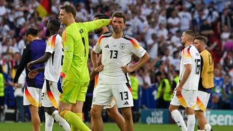 Hinter der DFB-Karriere von Thomas Müller (r.) und Manuel Neuer steht ein Fragezeichen