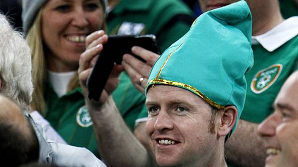 Aber natürlich sind auch einige begeisterte irische Fans vor Ort und sorgen für Stimmung