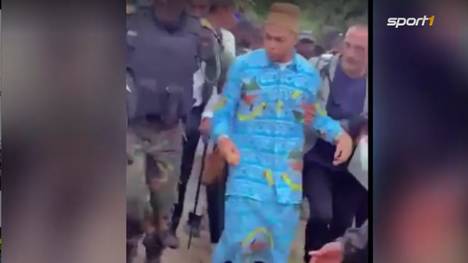 Eigentlich wollte Kylian Mbappé nur das Heimatdorf seines Vaters besuchen. Doch der Ausflug droht kurzerhand zu kippen, ehe das Militär eingreift.
