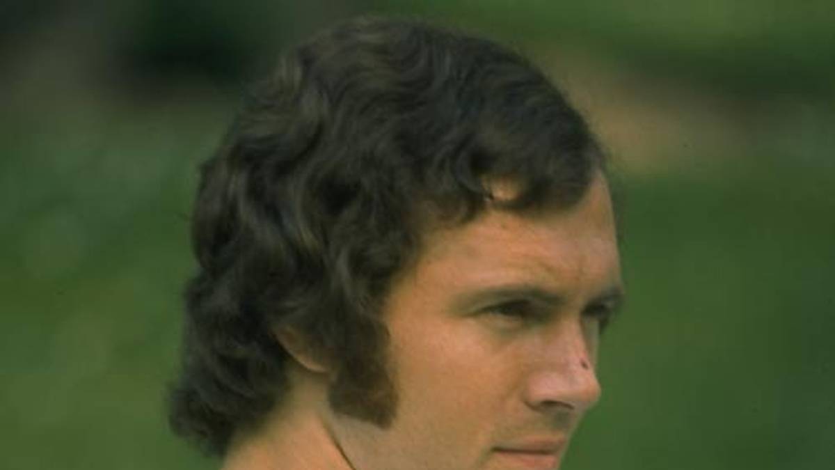 Schon früh sorgt Beckenbauer auch abseits des Platzes für Schlagzeilen - zum Beispiel als Sänger ("Gute Freunde kann niemand trennen") und Werbestar ("Kraft in den Teller - Knorr auf den Tisch")