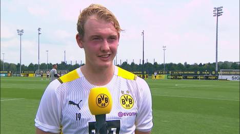 Borussia Dortmund startet mit einer schweißtreibenden Trainingseinheit in die Vorbereitung. Julian Brandt gibt einen Einblick in die Arbeit von Neu-Coach Marco Rose.