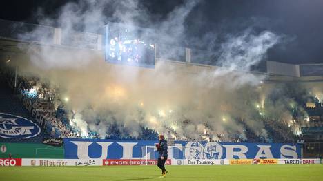Fans von Hansa Rostock zünden Pyrotechnik