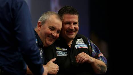Phil Taylor (l.) trifft in Dublin auf Gary Anderson.