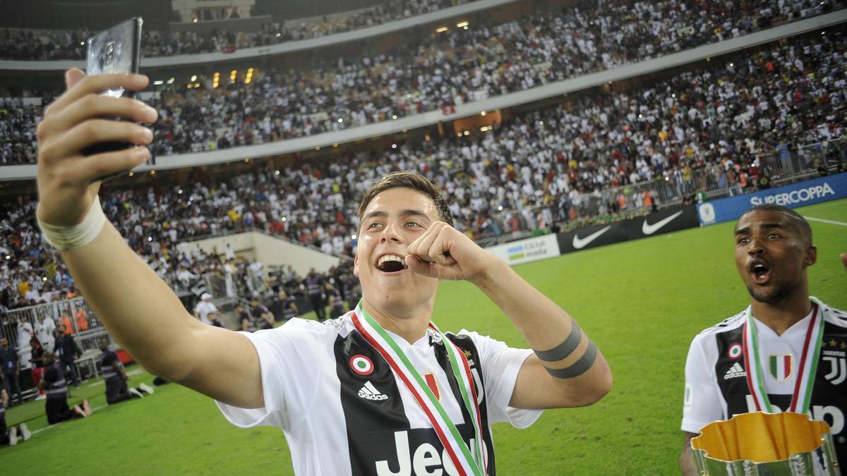 Paulo Dybala baut nicht nur gern seine Trophäensammlung aus, sondern auch Lego-Modelle. Dieses Faible teilte der Star von Juventus Turin früher mit seiner Ex-Freundin Antonella und beide posteten auch gern darüber. Ob mit der Trennung auch seine Lego-Leidenschaft abflaute?