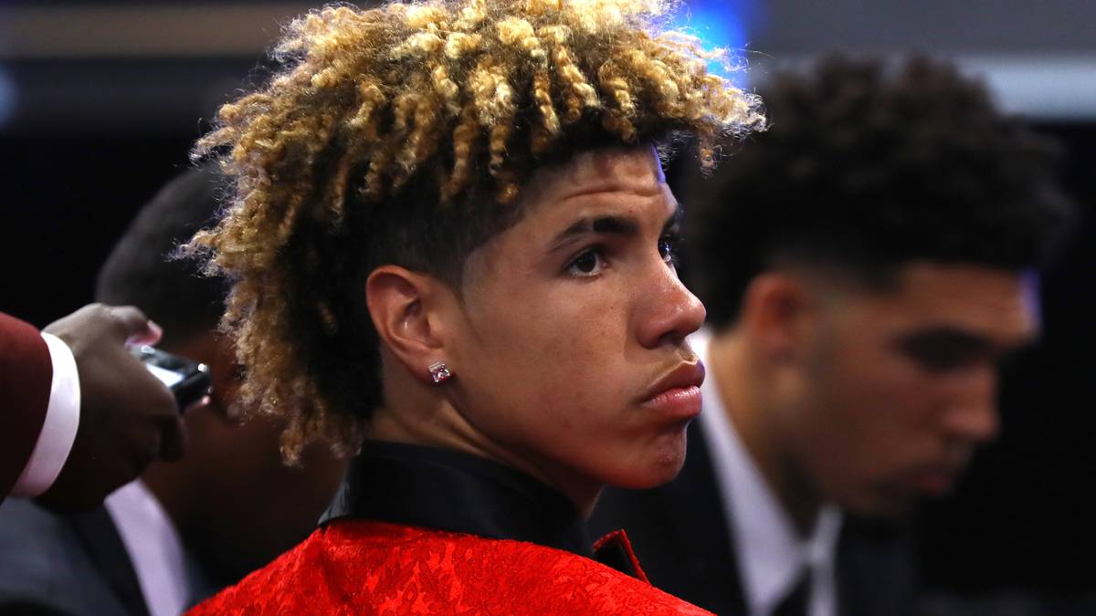 Denn LaMelo hätte noch knapp zwei Jahre an der High School vor sich gehabt - Schuljahre, die sowohl für seine sportliche, als auch persönliche Entwicklung sicher wichtig gewesen wären
