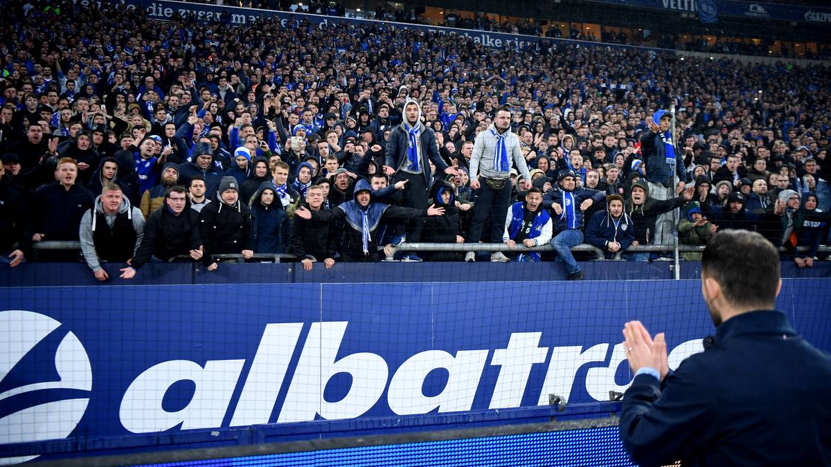 Flehend und entschuldigend faltet er die Hände. War es schon sein letztes Gebet auf Schalke?
