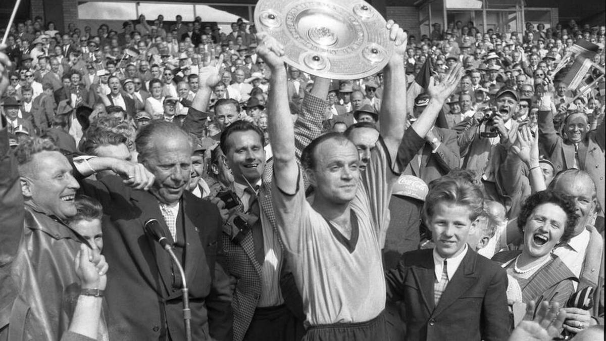 Adi Preißler bejubelt Dortmunds Meisterschaft 1957