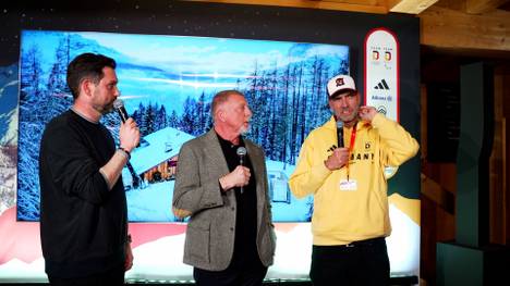 Trainer-Legende Jürgen Klopp erläutert im Rahmen seines Besuches im Deutschen Haus, was ihn beim Curling beeindruckt.