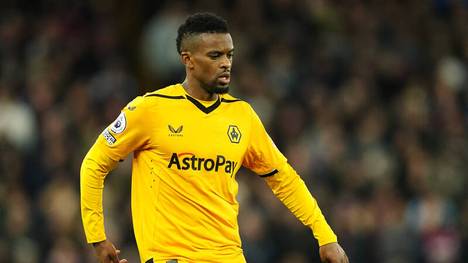 Wolves-Spieler Nelson Semedo mit der Trikotpanne beim Wappen