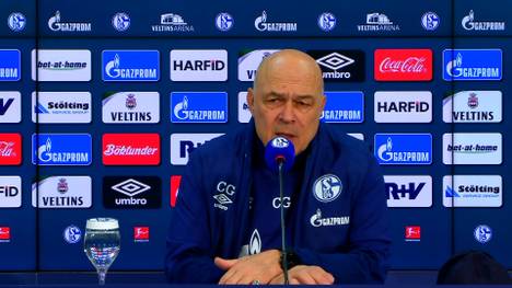 Auf der Pressekonferenz vor dem Auswärtsspiel von Schalke 04 sorgt Trainer Christian Gross für einen kuriosen Versprecher und verwechselt den Nachnamen von Can Bozdogan.