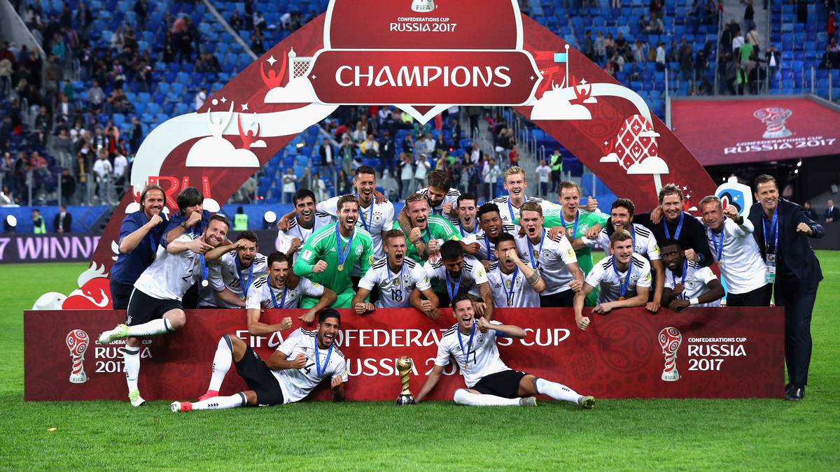 Nach der Pokalübergabe muss erst noch das Siegerfoto geschossen werden. Danach kann das Team ausgelassen weiterfeiern