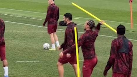 Leroy Sané trifft im Galatasaray-Training beinahe einen Teamkollegen mit einer Stange mit Metallspitze. Im Netz geht der Clip viral, und die Fans haben einige Kommentare für den DFB-Star parat. 
