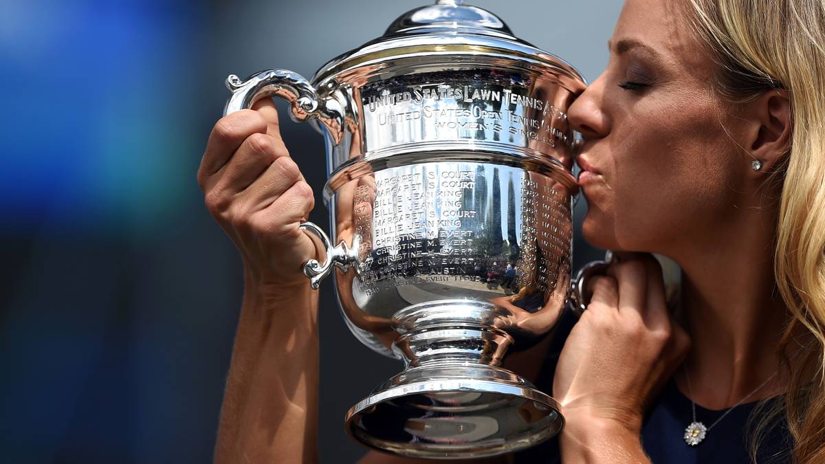 Die neue Weltranglistenerste küsst den Pokal