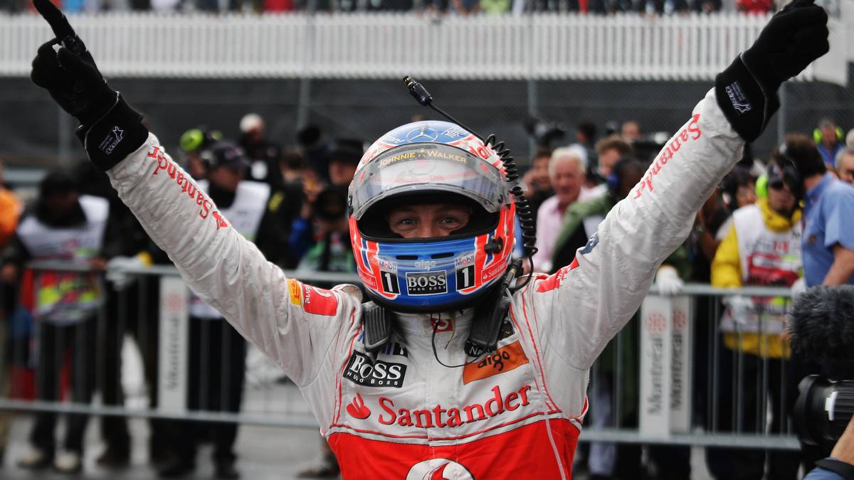 Unvergessen bei den jüngeren Formel-1-Fans dürfte der Triumph von JENSON BUTTON sein: Der Engländer rast 2011 in Kanada vom 21. Startplatz aus zum Sieg. Dabei überholt er in der letzten Runde den führenden Vettel und gewinnt das bis heute längste Formel-1-Rennen der Geschichte - obwohl Button im Rennen eine Boxendurchfahrts-Strafe sowie eine Kollision mit Fernando Alonso zu verkraften hat