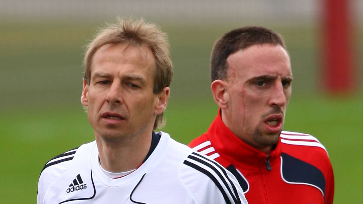 Zur Saison 2008/09 lässt Hitzfeld seinen Vertrag auslaufen, Jürgen Klinsmann übernimmt - bekanntlich mit weniger großem Erfolg. Die Bayern schwächeln wieder, müssen den Meistertitel Wolfsburg überlassen, kassieren ein demütigendes Champions-League-Aus mit 0:4 beim FC Barcelona