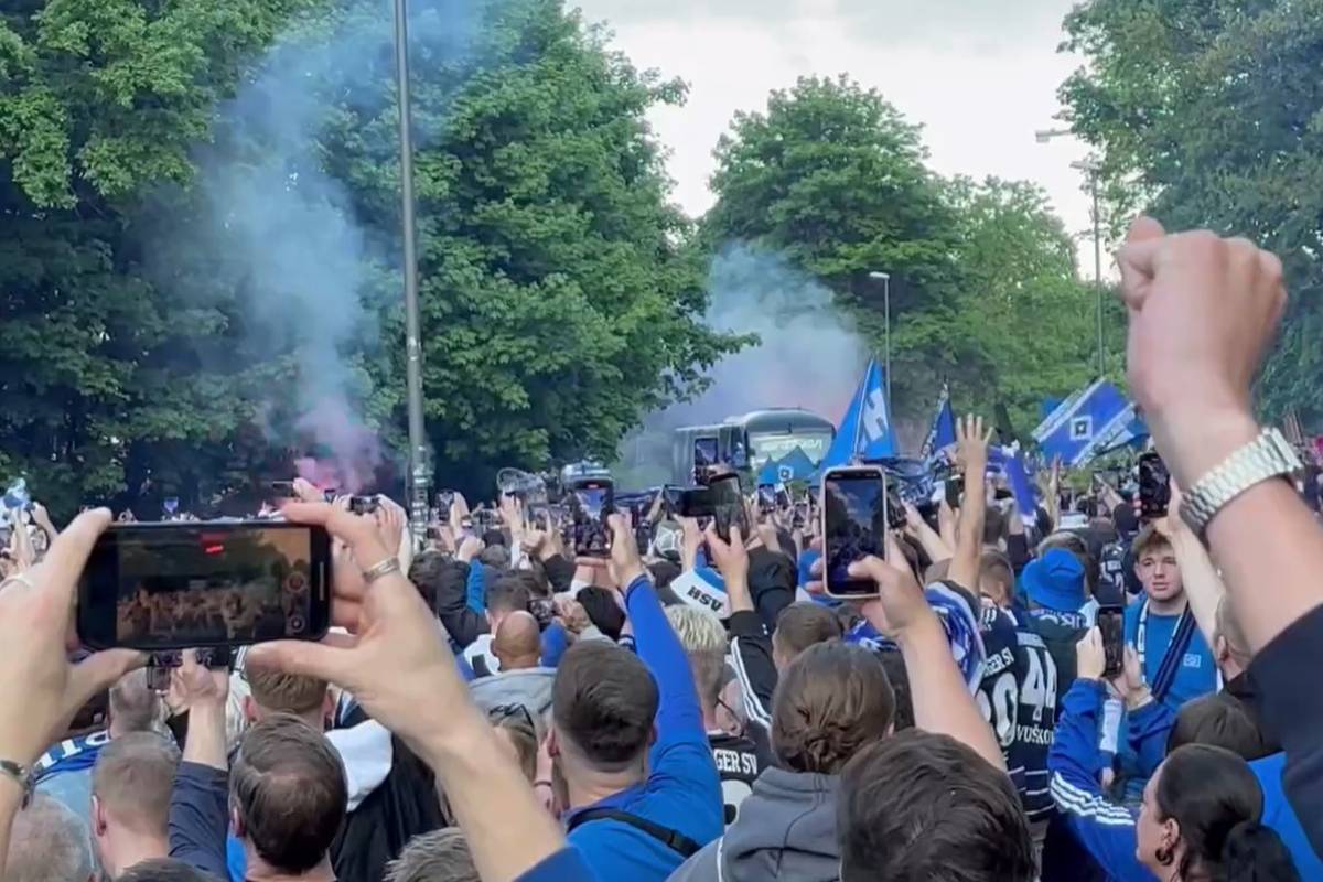 Die Fans des Hamburger SV haben die Mannschaft vor dem "Aufstiegsspiel" gegen den SSV Ulm mit Pyrotechnik und Gesang empfangen.