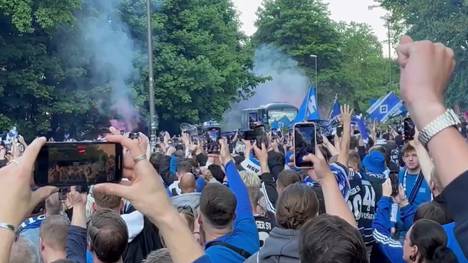 Die Fans des Hamburger SV haben die Mannschaft vor dem "Aufstiegsspiel" gegen den SSV Ulm mit Pyrotechnik und Gesang empfangen.
