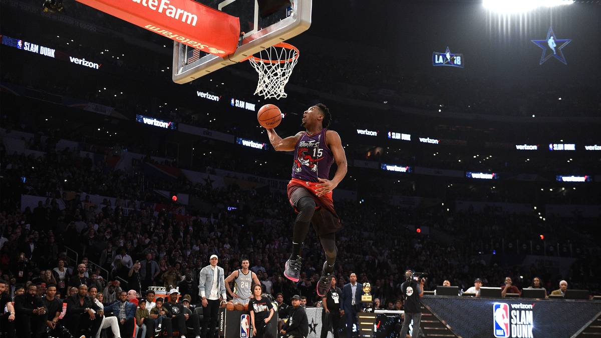 Mitchell riss sich sein eigenes Jersey vom Leib, um im Trikot des Contest-Gewinners von 2000 eine Imitation von Carters damaligen 360-Grad-Spin-Dunk zu vollführen - inklusive der darauffolgenden Gesten