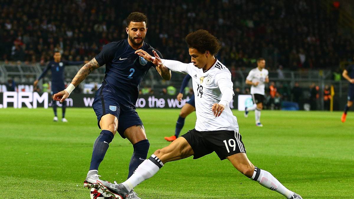 Dann rollt der Ball. Das DFB-Team (hier Leroy Sane) findet zunächst schwer in die Partie