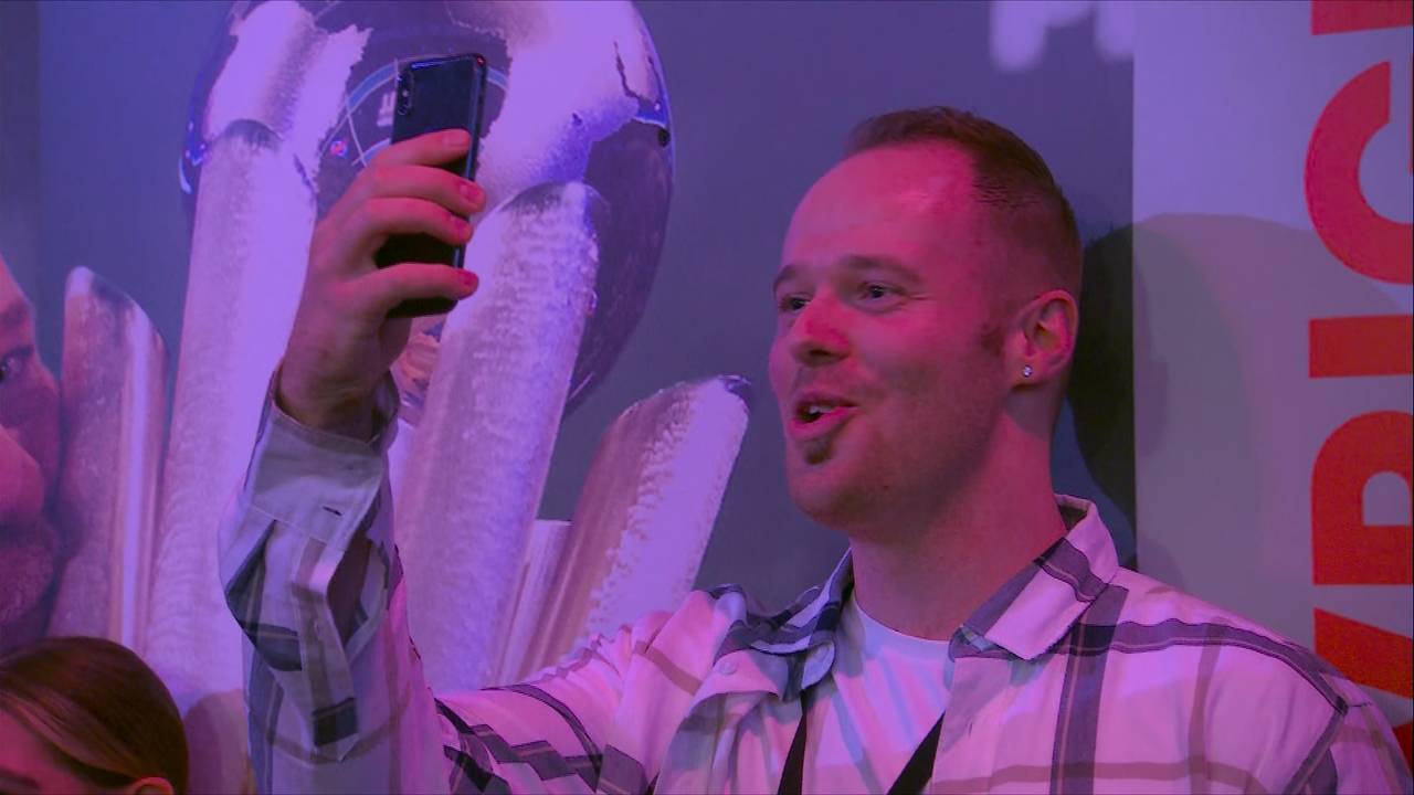 Darts WM 2023: Max Hopp feiert mit deutschen Fans im Ally Pally