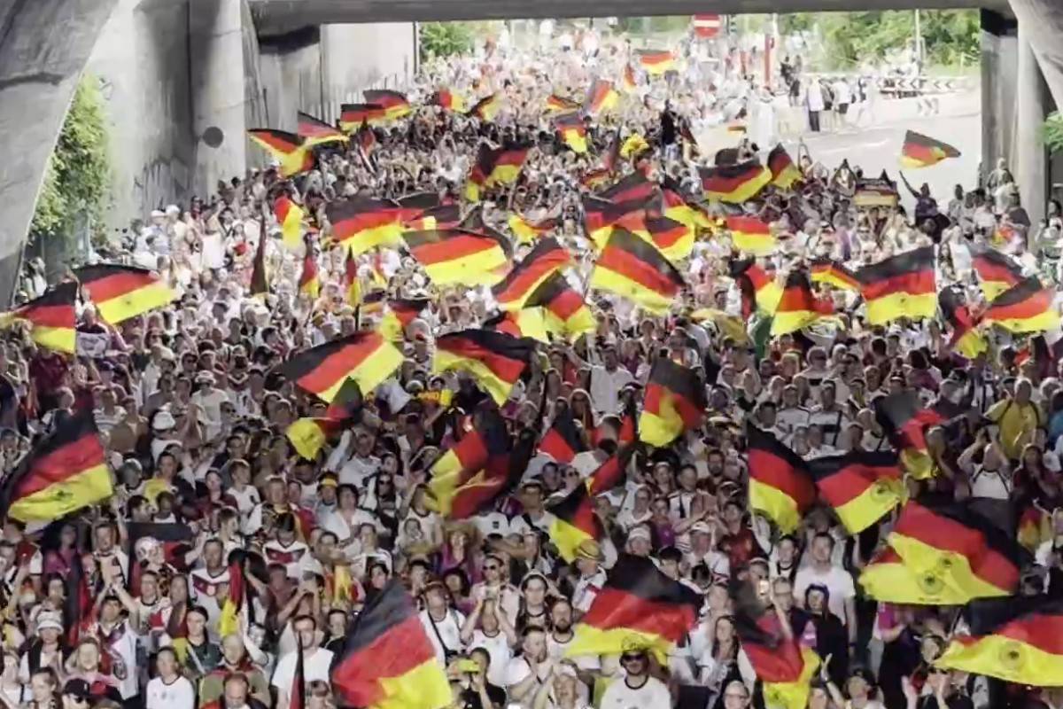 Vor dem EM-Viertelfinale gegen Frankreich stimmen sich die deutschen Anhänger mit einem Fanmarsch ein. Die Unterstützung ist lautstark.