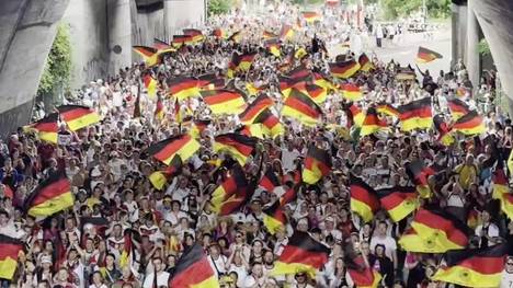 Vor dem EM-Viertelfinale gegen Frankreich stimmen sich die deutschen Anhänger mit einem Fanmarsch ein. Die Unterstützung ist lautstark.