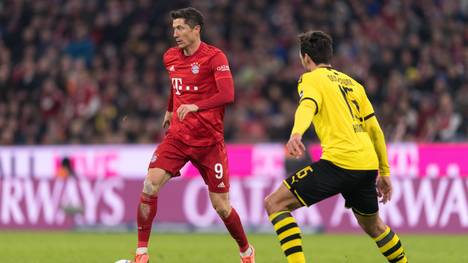 Robert Lewandowski (l.) gastiert am Dienstag mit den Bayern in Dortmund