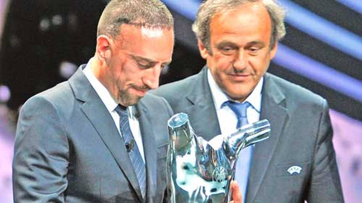 Den persönlichen Höhepunkt seiner Laufbahn erreichte Ribéry im August 2013. Frankreichs Fußball-Idol Michel Platini (r.) verlieh ihm die Trophäe für den besten Spieler in ganz Europa. Die Superstars Messi und Cristiano Ronaldo stach er in der Abstimmung aus