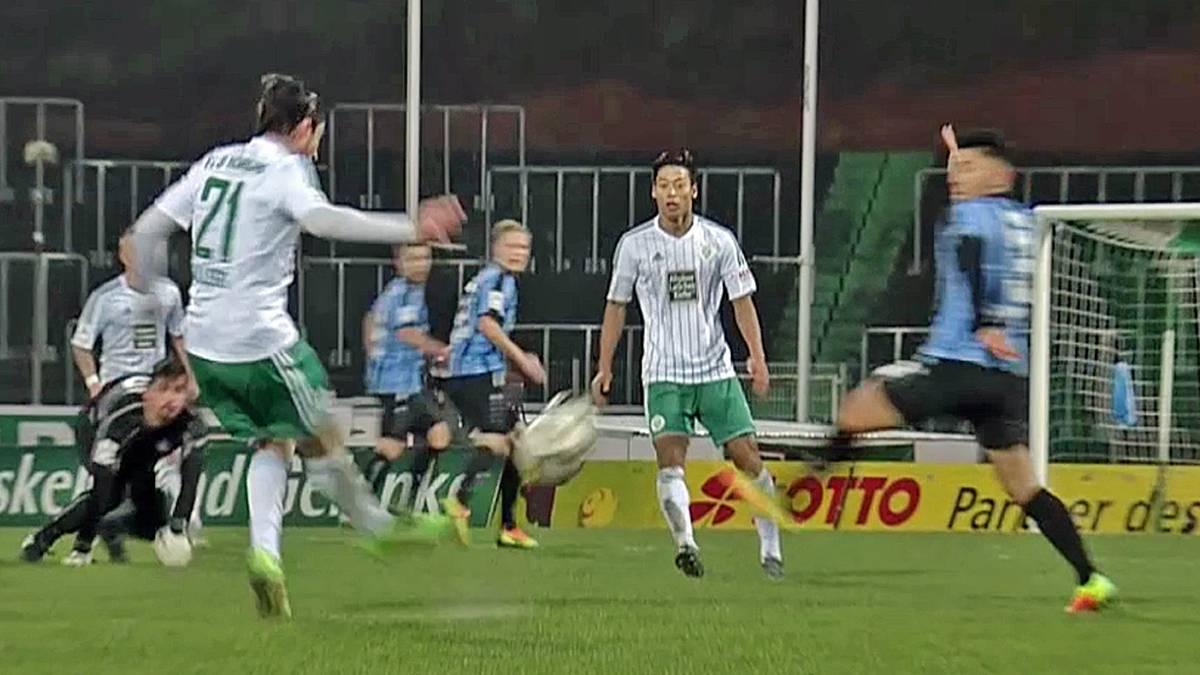 Marc Gallego versenkte den Ball nach einer Torpedo-Abwehr von Mannheims Keeper Markus Scholz volley