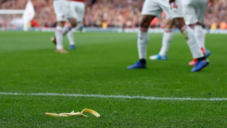 Pierre-Emerick Aubameyang (r.) vom FC Arsenal wurde Opfer einer Bananenattacke