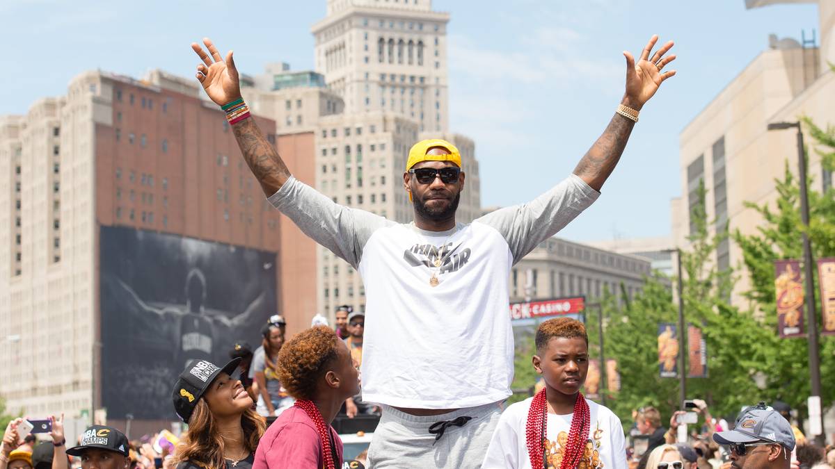 Der mit Abstand prominenteste Name, der noch keinen neuen Vertrag unterschrieben hat, ist LeBron James. Nach dem Titelgewinn mit den Cleveland Cavaliers lässt sich der Superstar mit seiner Entscheidung Zeit
