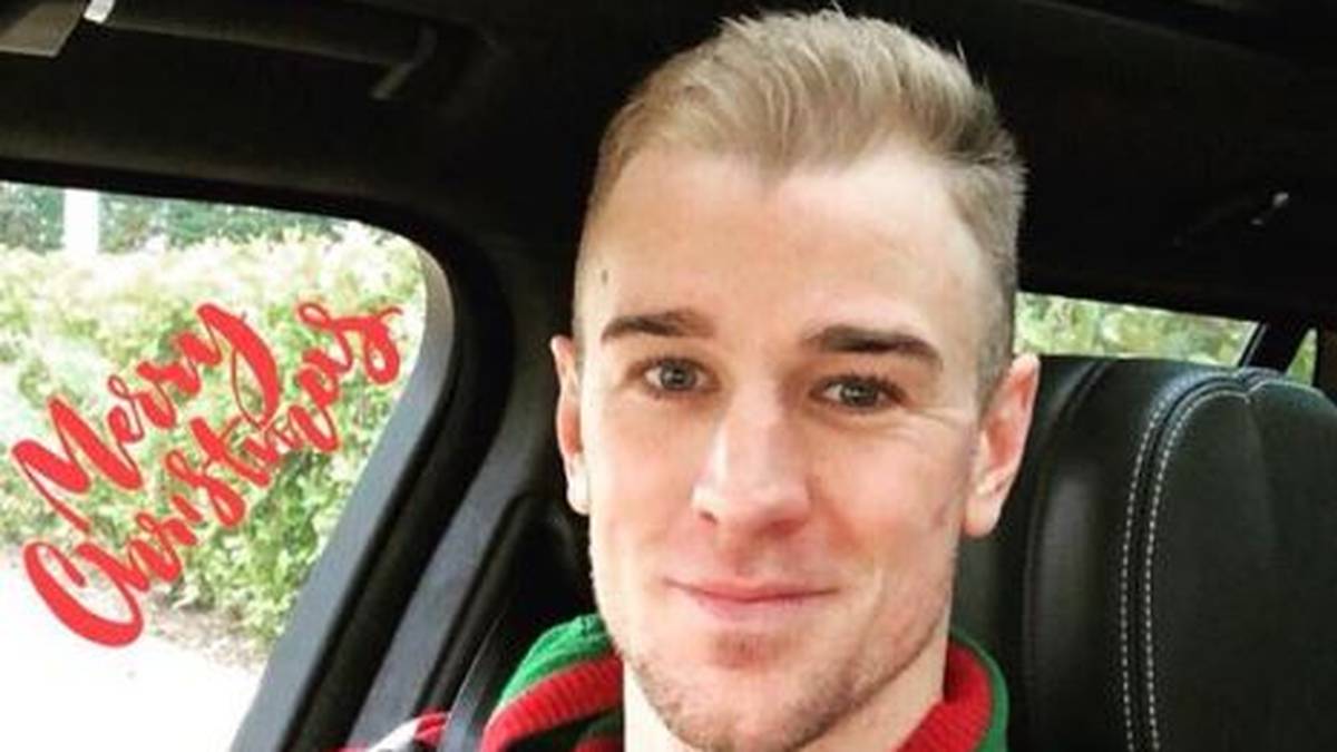 Joe Hart, Torhüter von West Ham United, sendet seine Weihnachtsgrüße aus dem Auto. Wir hoffen, er hat die Festtage nicht allein dort verbracht ...