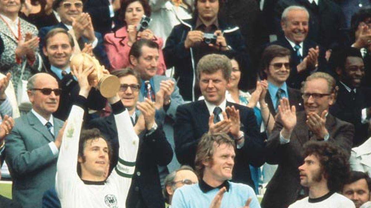 Zwei Jahre später folgt der Triumphzug im eigenen Land. Angeführt von Kapitän Beckenbauer holt die deutsche Mannschaft den zweiten WM-Titel