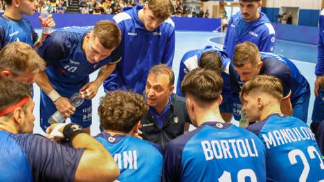 Bob Hanning bei der Ansprache an sein Team