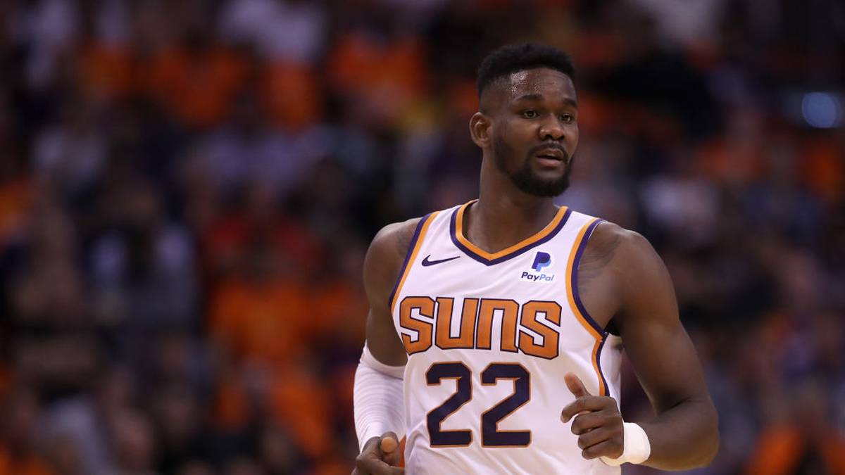 Ayton, 2018 an erster Position im NBA-Draft ausgewählt, darf damit schon im Spiel gegen die Denver Nuggets am Freitag nicht mehr eingreifen. Der auf den Bahamas geborene Profi hatte beim Auftaktsieg seines Teams gegen die Sacramento Kings 18 Punkte und elf Rebounds erreicht