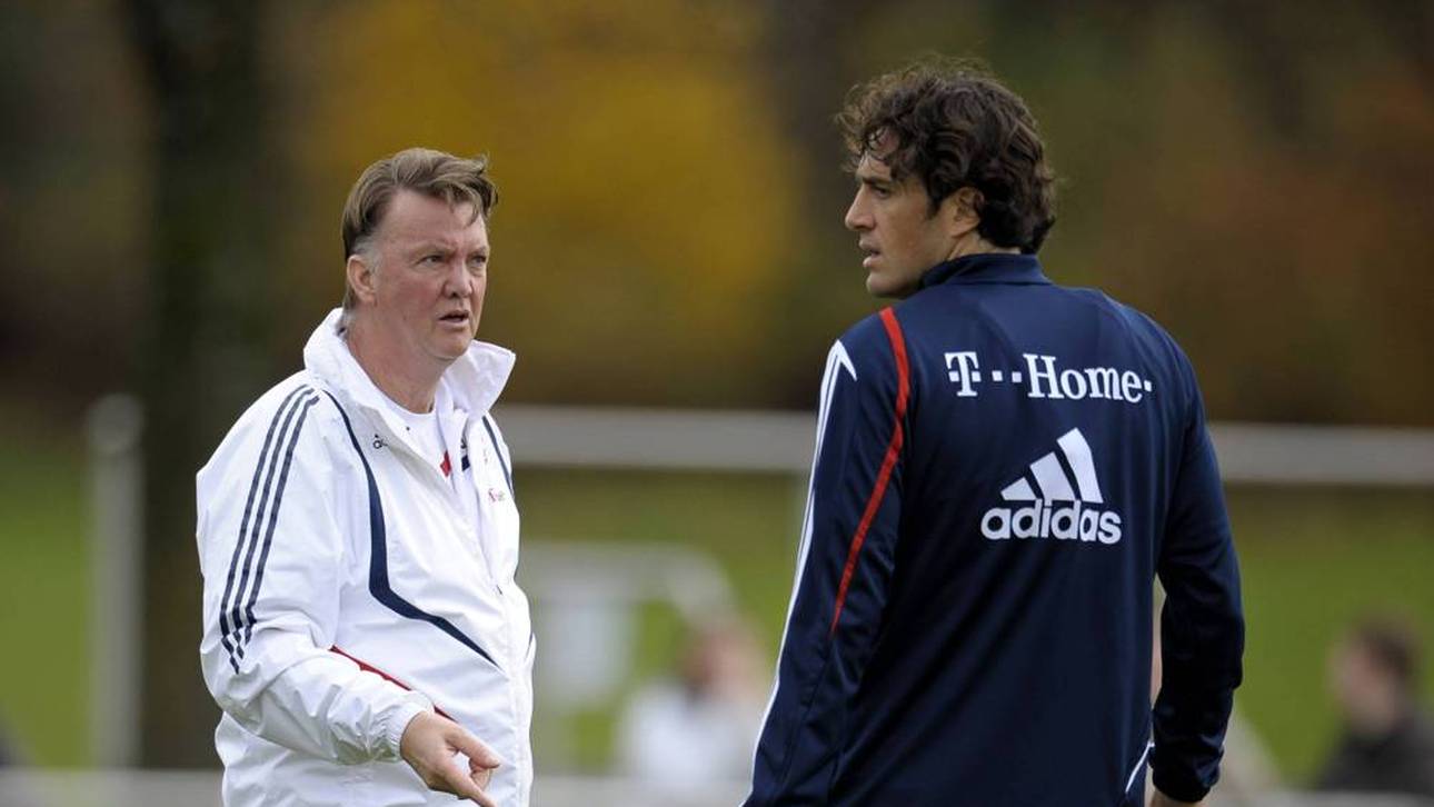 Louis van Gaal (l.) und Luca Toni (r.) im Training des FC Bayern