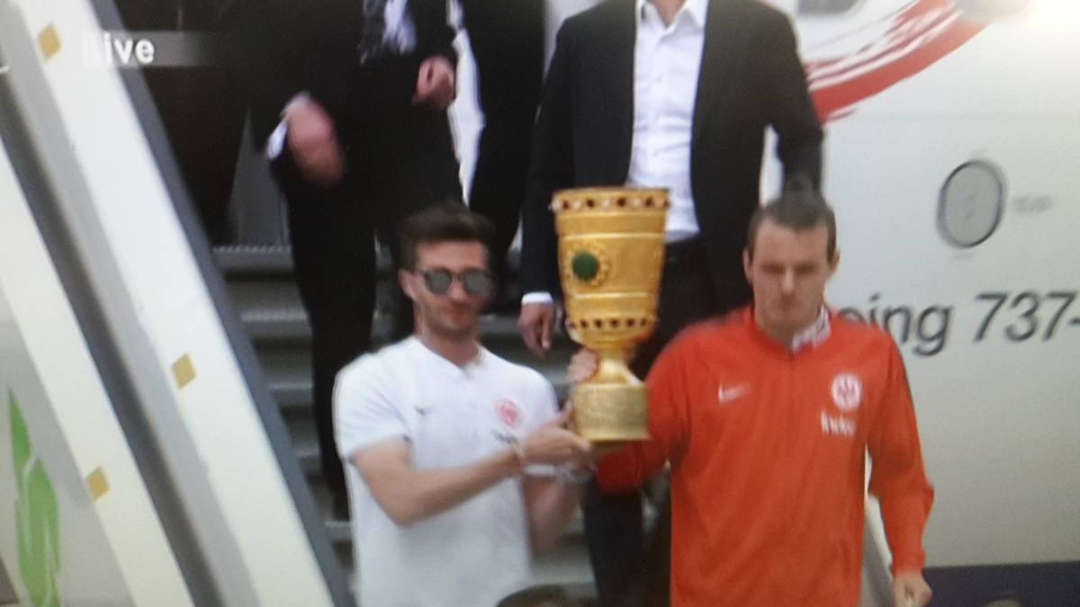 Alex Meier (r.) und David Abraham präsentieren den DFB-Pokal