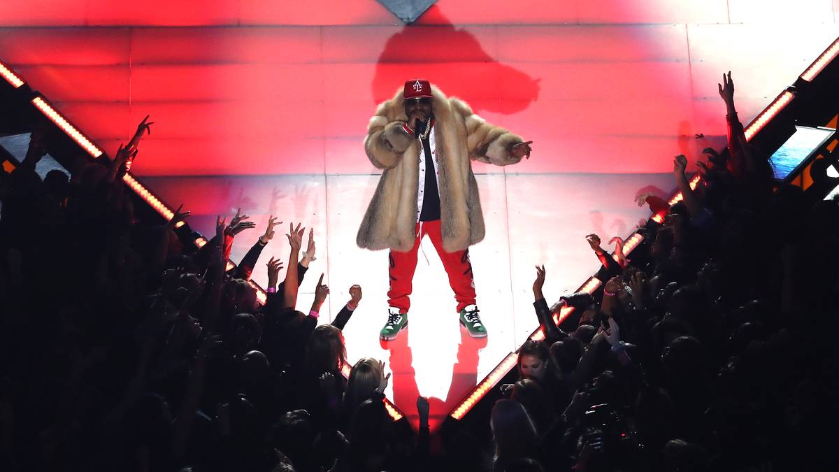 Er hat sich einen kuschligen Mantel ausgesucht