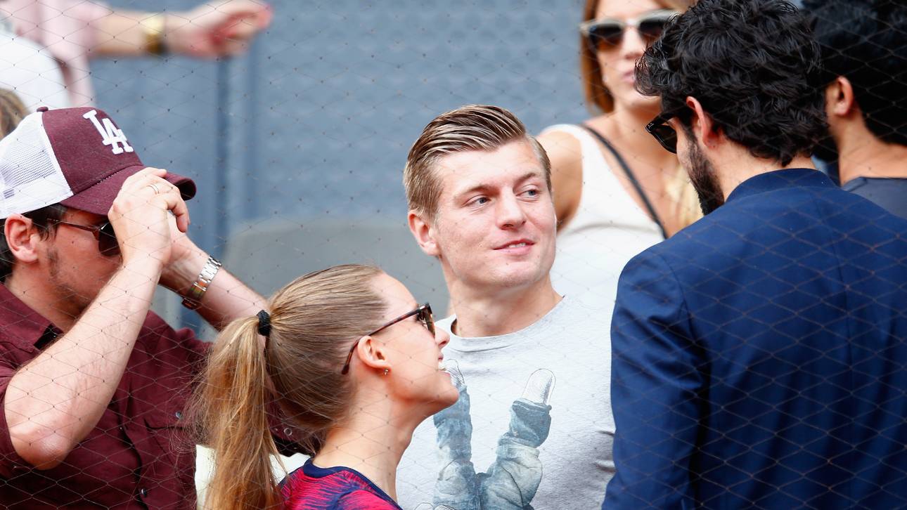 Real-Stars relaxen beim Tennis