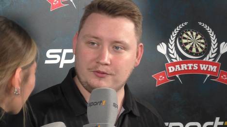 Martin Schindler kann über Kofferprobleme nur noch Lachen - nach seinem ersten Sieg im Ally Pally möchte The Wall gegen Michael Smith den Überraschungscoup schaffen.