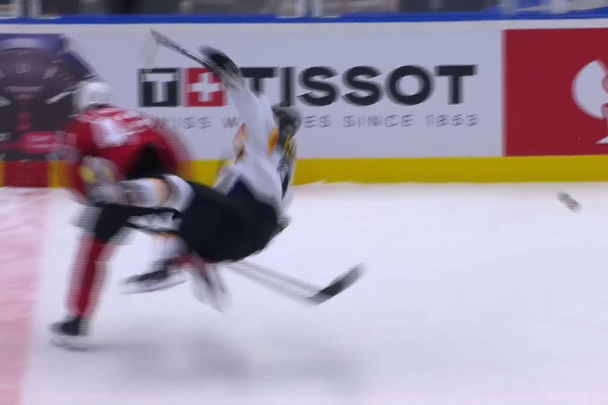 Das DEB-Team unterliegt der Schweiz in einem Krimi mit 1:3. Superstar JJ Peterka muss dabei eine Schrecksekunde überstehen.