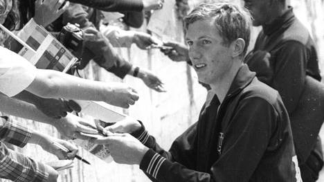 Dick Fosbury gibt bei Olympia 1968 Autogramme