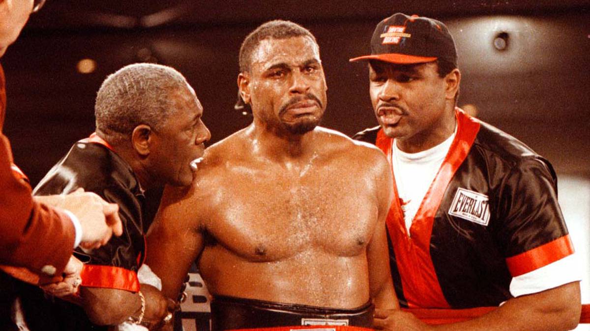 GEORGE BENTON: Erster Preisträger des Eddie Futch Award als Welttrainer 1989. Der US-Amerikaner (l.) war zu Beginn der 60er Jahre einer der besten Mittelgewicht-Boxer. Als Trainer übernahm er unter anderem Holyfield, Frazier und Pernell Withaker