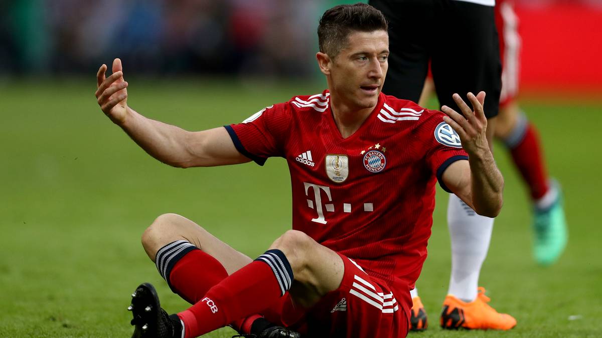 Lewandowski selbst äußert sich am Rande des WM-Trainingslagers der Polen eher ausweichend zu dem Thema: "Das sind Dinge, um die sich mein Agent kümmert. Ich konzentriere mich auf die Vorbereitung für die WM, das ist am Wichtigsten. Ich denke an nichts anderes"