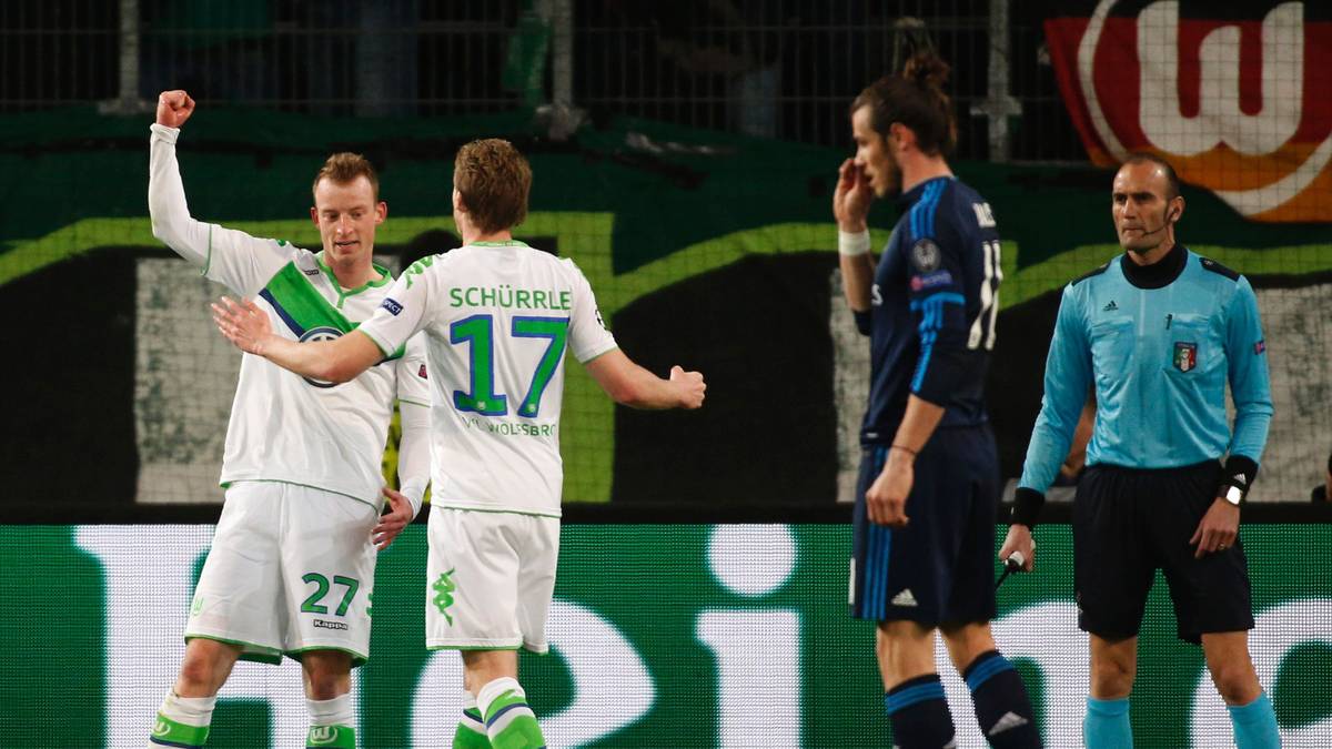 Davor aber schrauben die Wolfsburger weiter an ihrem Märchen. Maximilian Arnold (l.) lässt sich für sein Tor zum 2:0-Pausenstand feiern